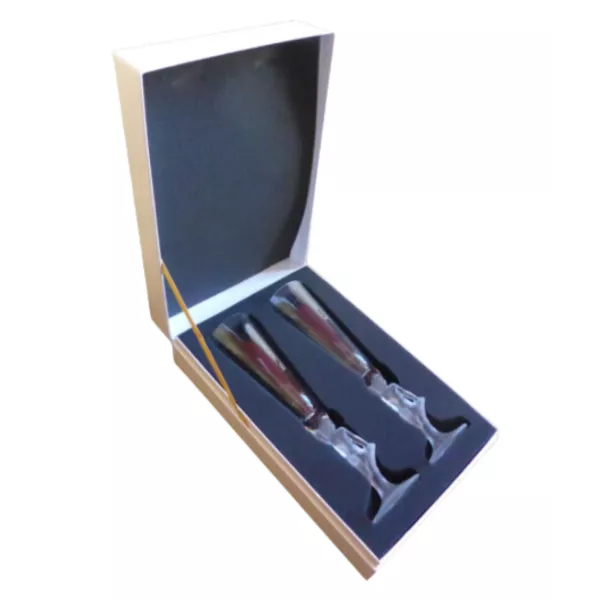 Dos copas de cristal Amour de Deutz con pie en forma de querubín, presentadas en un estuche blanco.