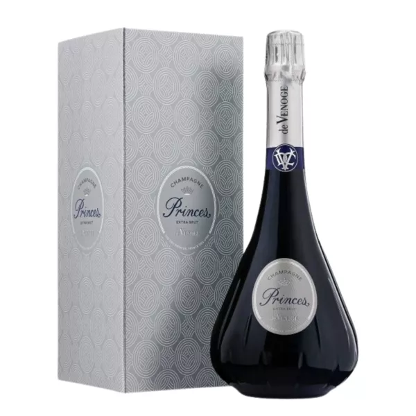 Botella de Champagne De Venoge Princes Extra Brut, vista frontal, etiqueta plateada sobre fondo negro