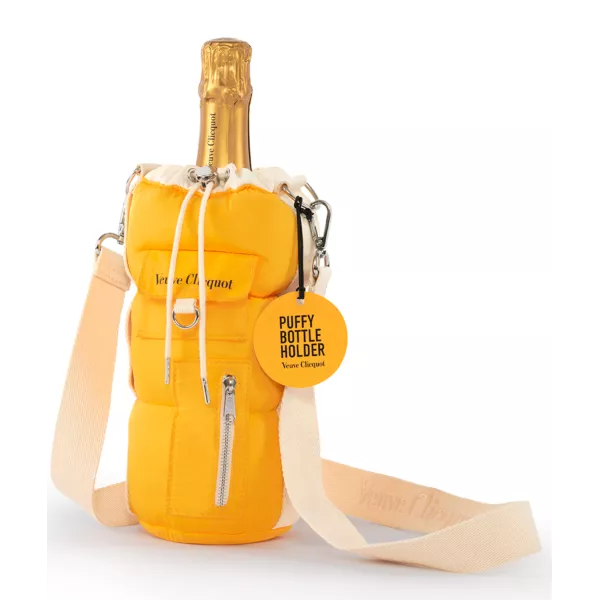 Botella de champán Veuve Clicquot en un portabotellas de vellón amarillo con correa cruzada