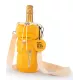 Botella de champán Veuve Clicquot en un portabotellas de vellón amarillo con correa cruzada