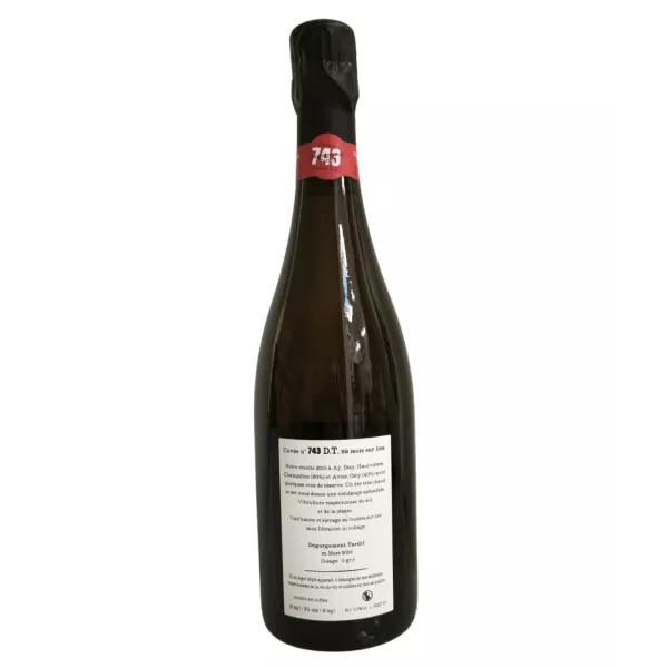 etiqueta blanca y tapón negro